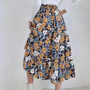 Oanvänd blommig kjol i storlek S. Finns i Göteborg 