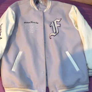 Y2k jacka - En jättefin jacka från H&M, använd 1 gång, inga hål eller skador. 