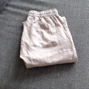Linne byxor - Lager 157 populära linnebyxor som är slutsålt överallt. Beigea med fickor både fram och en bak. Helt nya, säljer för 150 med frakt inräknad i priset.