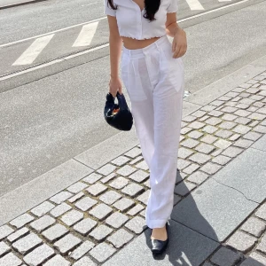 Linnebyxor  - Linnebyxor från Bianca Ingrossos samarbete med Gina Tricot förra sommaren. Storlek S, använda 2 gr. Har en liten fläck där bak, skriv för bilder ❤️ 