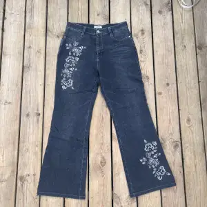 Fina jeans med fina detaljer Midjemått 34 cm Innerbens längd 67cm Ytterbens längd 96cm