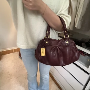Marc Jacobs väska - Säljer nu min så snygga väska från Marc Jacobs i modellen Classic Q. Extremt bra skick, både utsida och insida! Rymmer mycket. Nypris ca 5000kr. 