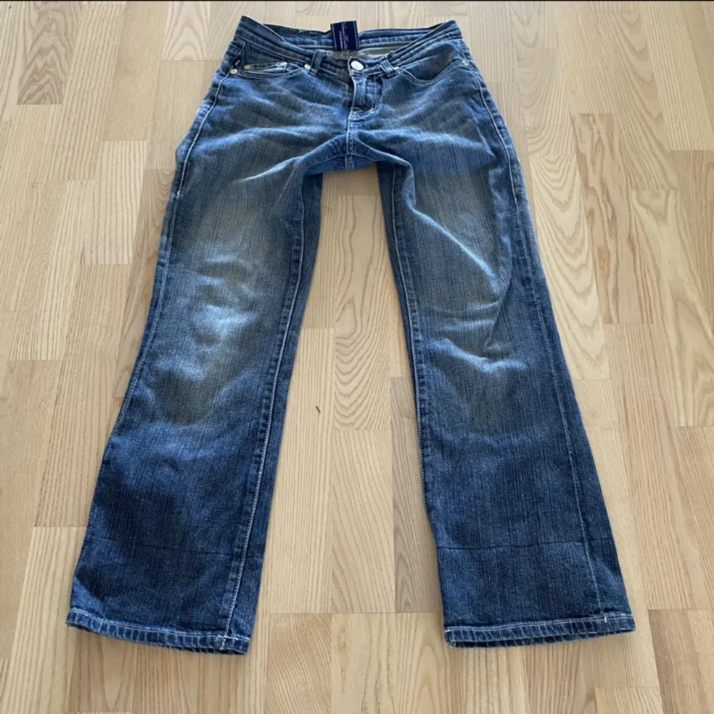 Följ mig gärna då jag lägger upp liknande plagg 🌼 Säljer dessa skit snygga Victoria Beckham jeans i bootcut. De är i storlek 26 och helt felfria. De är 34 i midjan, 70 i innerbenet och 20 i bootcut. Sista bilden är identiska jeans jag har i min storlek ❤️. Jeans & Byxor.