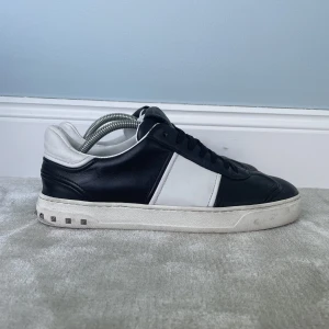 Valentino Flycrew skor 41 - Säljer dessa feta Valentino Flycrew skor som kommer vara dunder nu till sommaren i storlek 41 men passar 42 | Skick: 9/10 två nitar saknas på vänster sko men det är ingenting som man lägger märke till | Nypris: 6300 kr | Budgivningen kickar igång på 1 kr