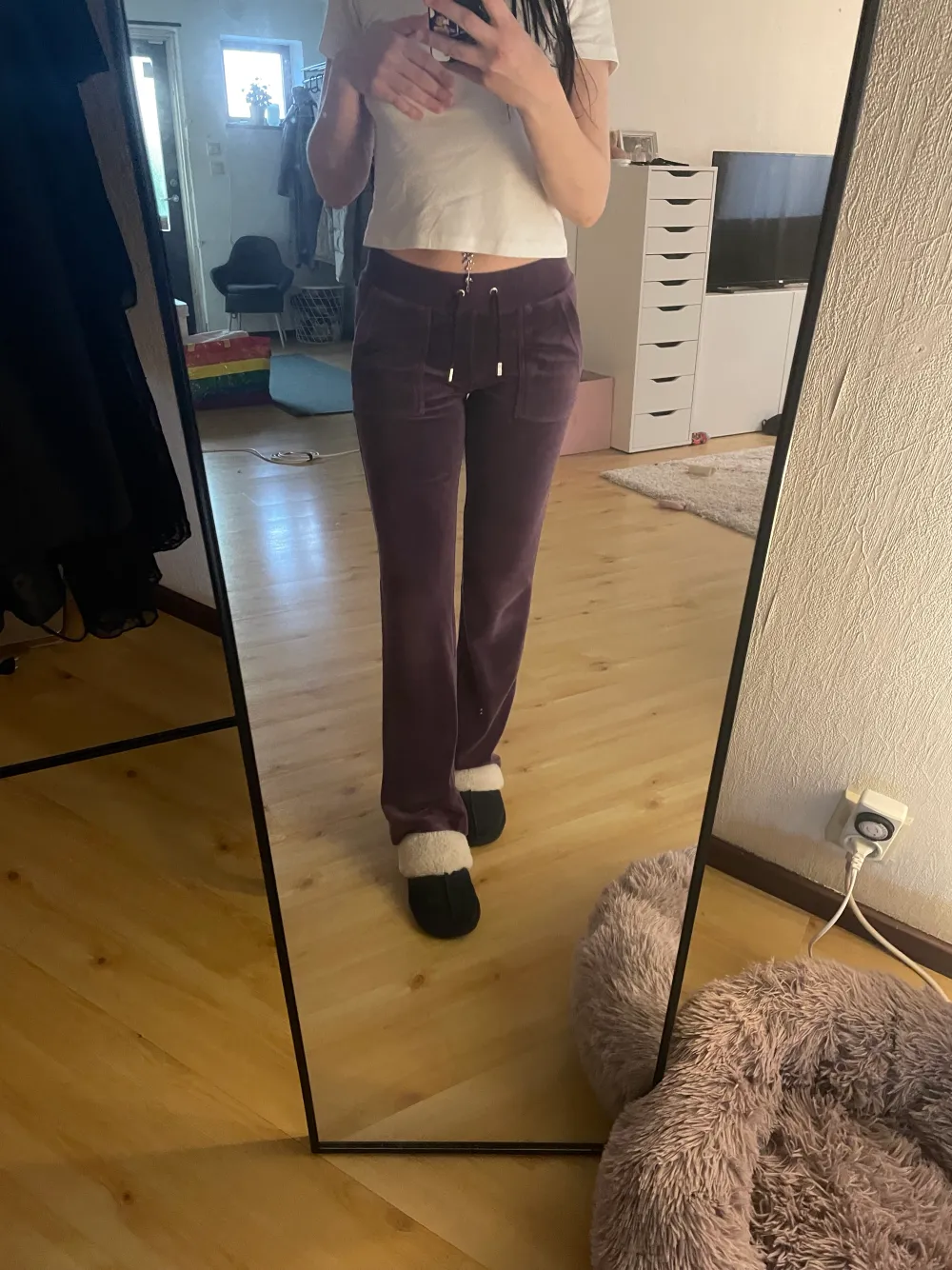 Lila juicy byxor, äkta, väldigt fint skick. Inte slitna eller liknande, färg som inte längre finns att köpa.. Jeans & Byxor.