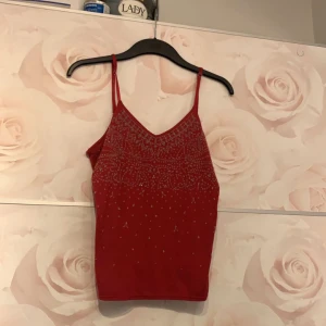 Fest topp - Röd glittrig mer festlig topp man kan matcha massor till men även till julen.