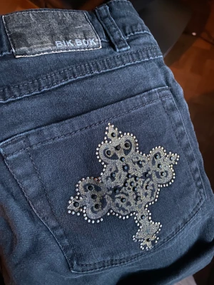 Svart jeans shorts st XXS - Snygg svart jeans shorts från BikBok i storlek xxs