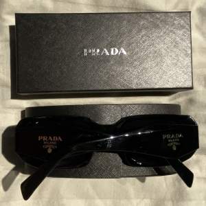 Ett par helt nya Prada solglasögon, 10/10 skick. Säljs pga oönskad present
