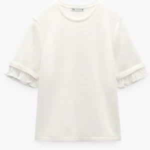 Vit tröja  - Säljer min fina tröja från zara, använd fåtal gånger då den ej kommer till användning 