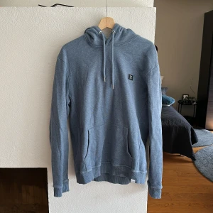 Blå Hoodie Les Deux - Skön hoodie.. värmer bra.