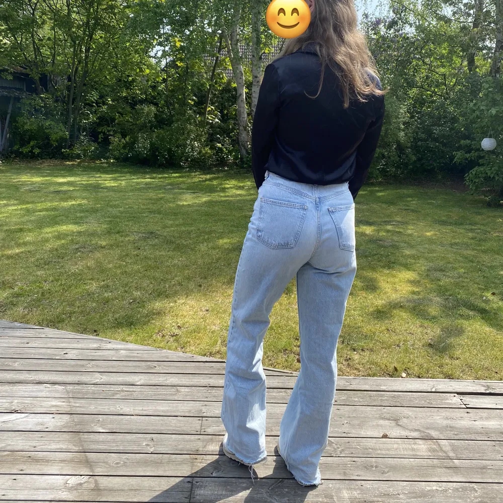 Baggy jeans med vida ben, ljusblå från Gina Tricot, fransiga nertill, långa i benen, är 170cm. Jeans & Byxor.