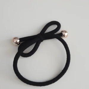 Fint rosett harmband/hårsnodd - Brukar användas som anband men också en bra hårsnodd! Kontakta vid pris och frakt och intresse 👍❤️🌸