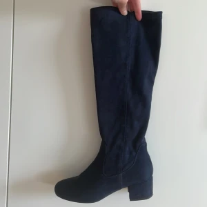 Stövlar - Blåa mockastövlar 👢Välanvända men i fint skick 👢Smutsiga på klacken 👢Stl 37 👢Minns inte var jag köpte dem 
