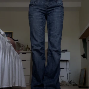 Low Waist jeans  - I strl 29 Waist och som passar perfeckt för mig som är 175. Har dock ett litet hål dom men syns knappast. Om ni vill så kan jag skicka en bild. 