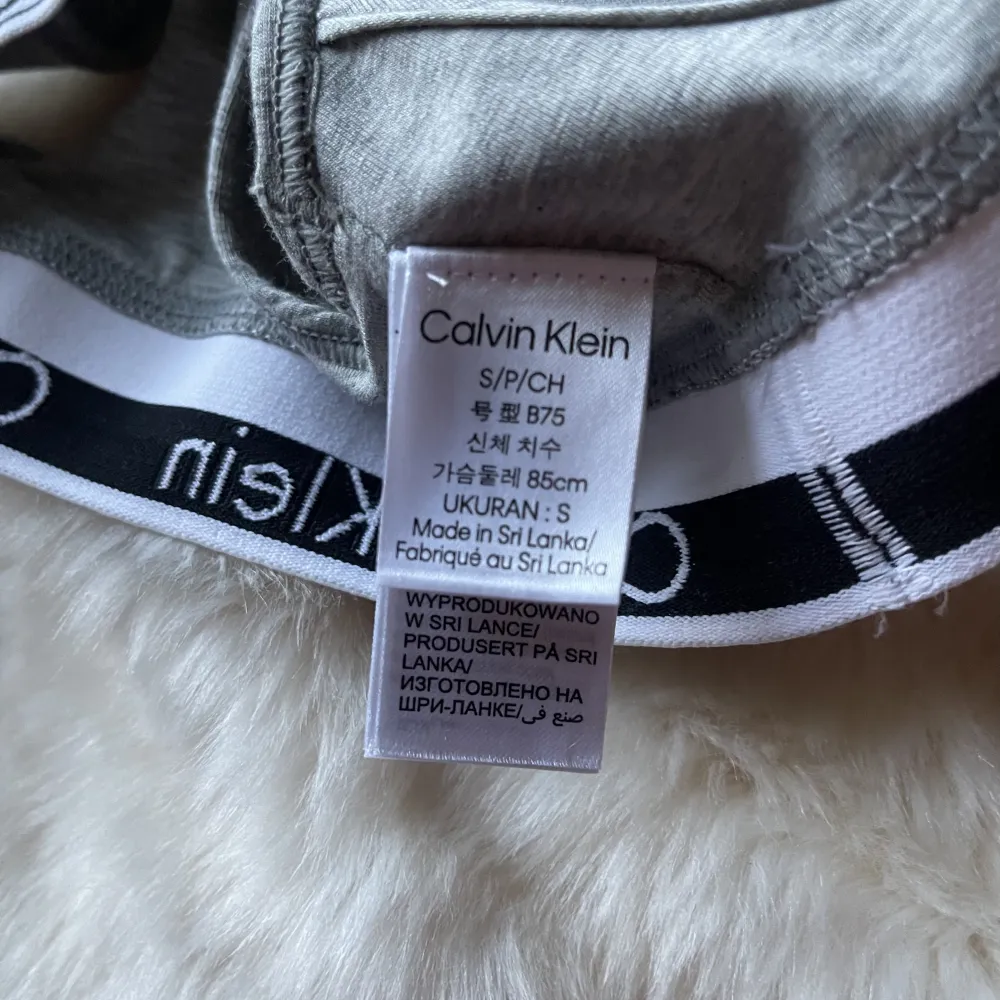 Säljer denna super fina ljusgråa Calvin Klein BH med push up. Den är helt oanvänd då jag fick den i present och den var tyvärr för liten. Superfin och i nyskick! . Övrigt.