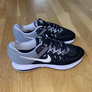 Nike Zoom Winflo 2 Flash - Säljer dessa sköna löparskor, skick 10/10. Man kan även ha de som vardagliga skor. Säljes pågrund av att de blivit små. 