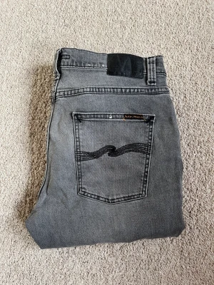 Nudie Jeans Lean Dean - Sparsamt använda Nudie Jeans.  Storlek 32/32 Är 188cm lång 