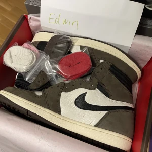 Nike air Jordan 1 Travis Scott high 43 - Helt nyskick med all og  Kvitto finns  Storlek 43