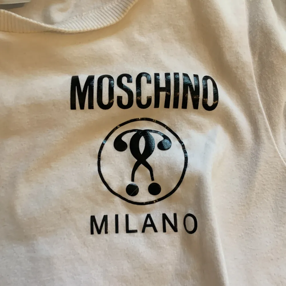 Säljer denna äkta moschino t-shirten, använd typ 5 gånger, storlek 164 year 14. Passar Xs. Modellen är kortare i armarna. Skriv för fler bilder . T-shirts.