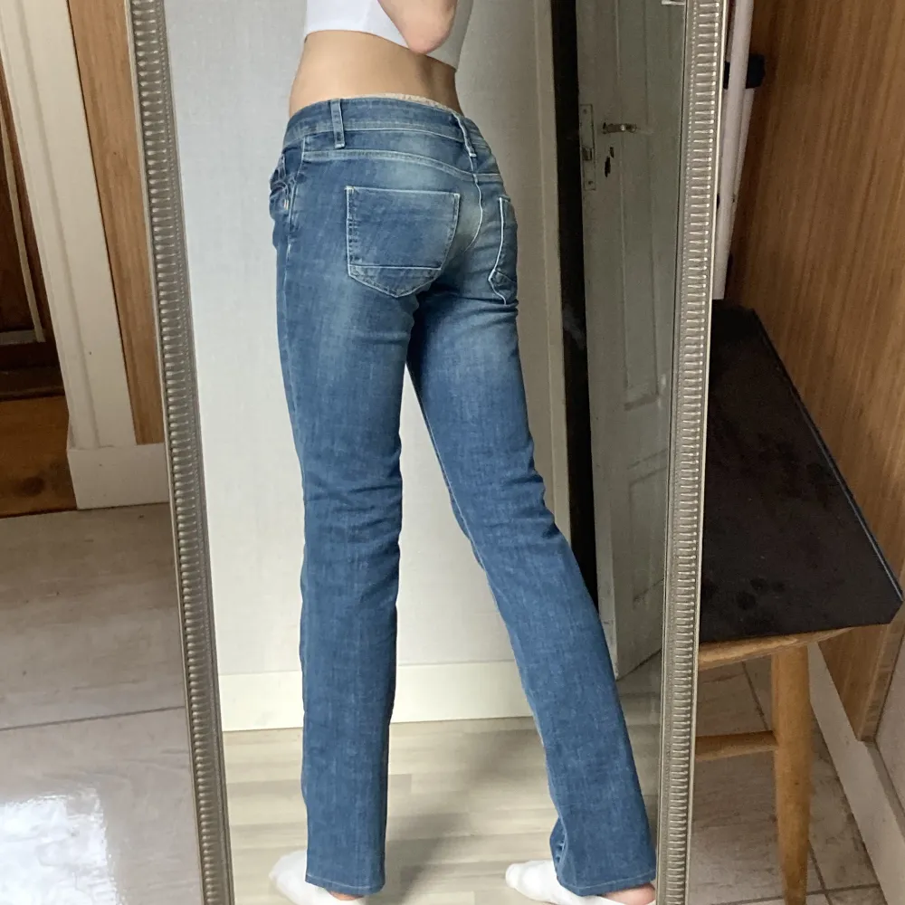 Säljer dessa sa så fina låg midjade bootcut jeans från märket Massimo Dutti som är helt slutsålda nu! Köpt för 799kr och säljer för 520kr🫶🏼 Helt nya och enbart testade!⭐️ Dock så gick taggen av men kan skicka med den! 🫶🏼. Jeans & Byxor.