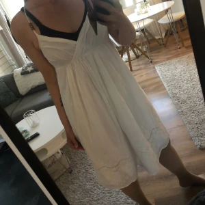 Vit kort klänning från Lindex  - Vit kort klänning från Lindex. Mer bilder o detaljer på min sida.