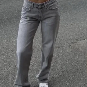 Gina Low waist jeans  - Dessa populära jeansen från Gina ska jag nu sälja vidare. De är i straight modell och är ljus gråa. Jag köpte dessa för 499 kr😍❤️‍🔥