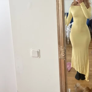 Långklänning  - Gul långärmad klänning i storlek XS, oanvänd 