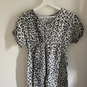 Mönstrad klänning - Superfin mönstrad klänning i storlek XS som knappt är använd!
