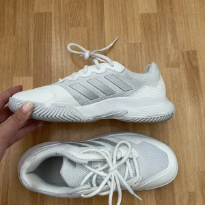 ADIDAS GameCourt 2 white women  - Storlek 39 1/3