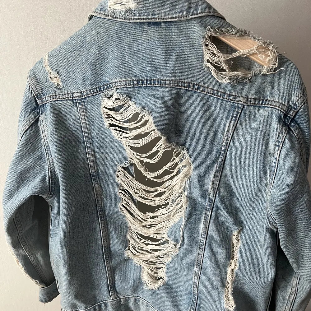 Snygg jeansjacka, sparsamt använd från Topshop! Storlek 34 men oversized modell.. Jackor.