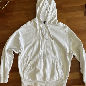 Vit hoodie - Säljer en vit hoodie från ASOS. Endast använd en gång så i mycket fint skick! ☺️