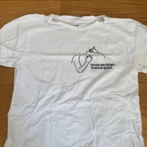 louis tomlinson  - En louis tomlinson tröja med tryck från hans låt Walls. Den är i nyskick. Skriv om du har frågor💕