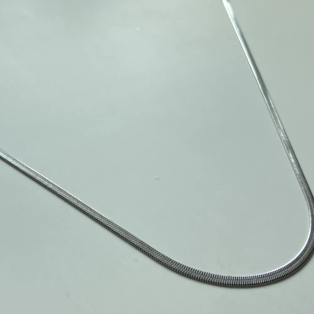 Stilrent halsband i blankt rostfritt stål. Bara använts ett fåtal gånger och har inga tecken på användning 💞. Accessoarer.