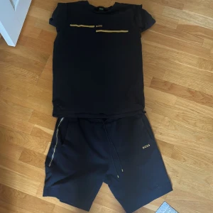 Hugo boss sett  - Ett sett jag köpt men som nu inte kommer till användning, tröjan kostar 700 nypris och shortsen kostar 1400 nypris men jag säljer för 850 för båda och 500 för byxorna och 350 för t shirten.