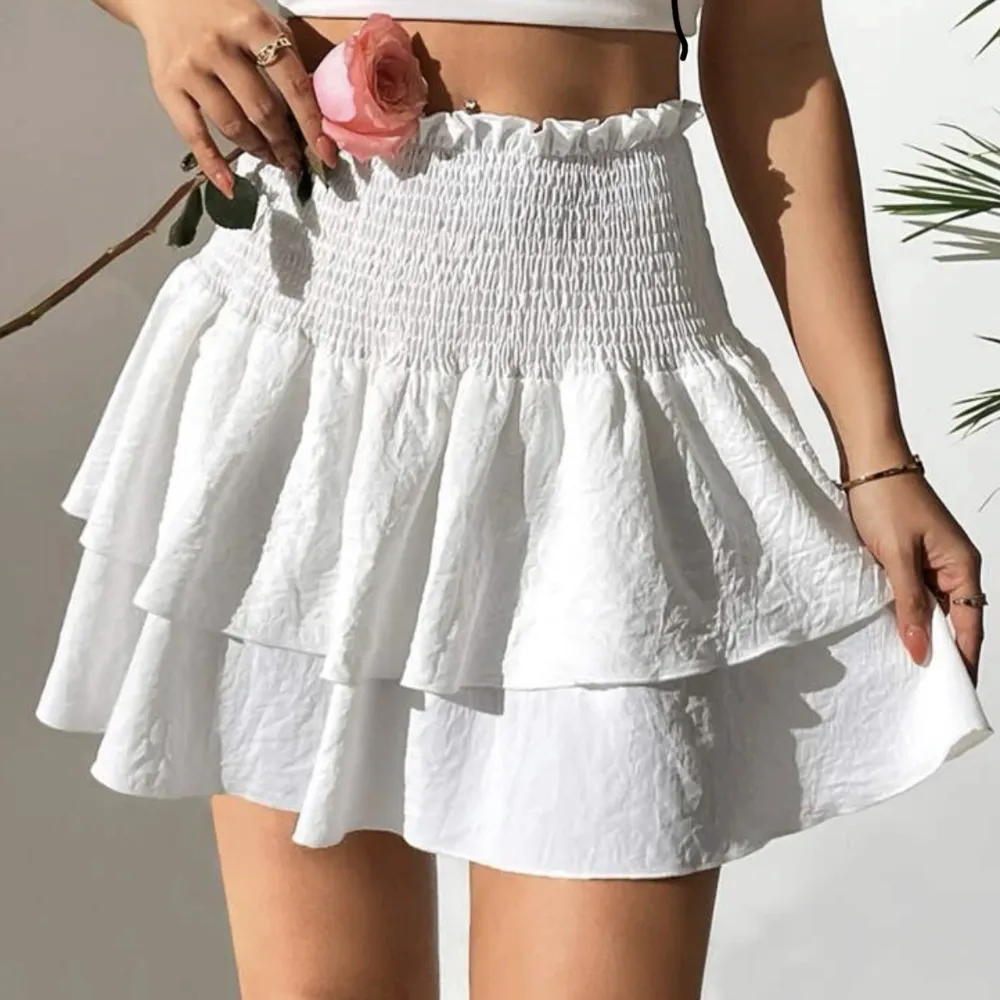 Jätte fin volang/ruffel kjol som passar bra till sommaren. Den är töjbar så den  passar till flera storlekar. 60kr plus frakt 79kr.. Kjolar.