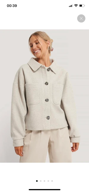 Jacka - En grå/beige jacka från nakd i strl 38, frakt 72kr. Använd fåtal gånger🤎