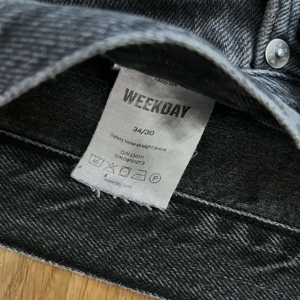 Säljer dessa weekday jeans för att jag aldrig använder dom, använda fåtal gånger inga defekter på jeansen alls!. Jeans & Byxor.