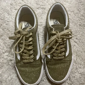 Glitter Vans  - Hejj! Säljer dessa glittriga vans i storlek 39 då jag aldrig använder dem💞 såå coola 