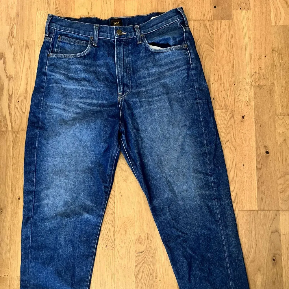 Lee jeans bra skick, knappt använda säljer för att jag aldrig använder dom! Pris går att diskuteras! . Jeans & Byxor.