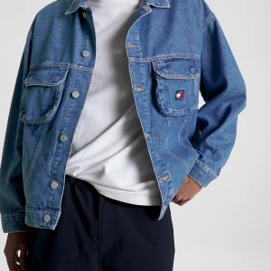 Tommy hilfiger denimjacka - Säljer min fina Tommy hilfiger jacka, oversized i modellen, sitter ganska oversized på mig som är strl S 🤠
