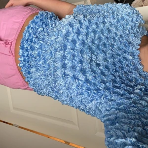 Blå sommar tröja  - Säljer denna tröja, använd endast 1 gång. Inköpt för 500, säljer för 150kr. Det är onesize💙