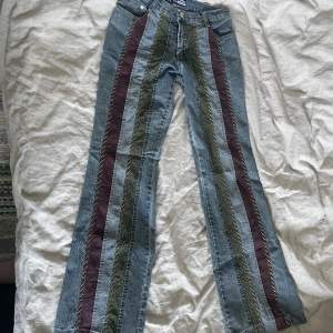 Vintage jeans Står ingen storlek, men de är långa på mig som är 175, passar small och xs med skärp (: