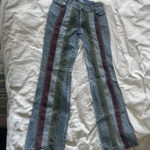 Vintage jeans Står ingen storlek, men de är långa på mig som är 175, passar small och xs med skärp (: