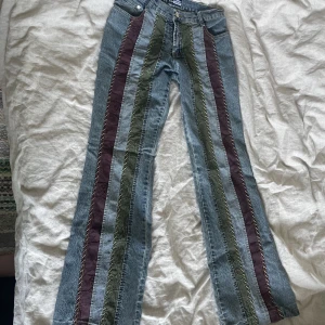 Långa low waist jeans - Vintage jeans Står ingen storlek, men de är långa på mig som är 175, passar small och xs med skärp (: