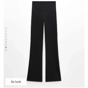 Flare bootcut - Flare-byxa High Rase från oysho. Jätte skönt material, lite för korta för mig och jag är 1,68 cm. Använda fåtal gånger. 