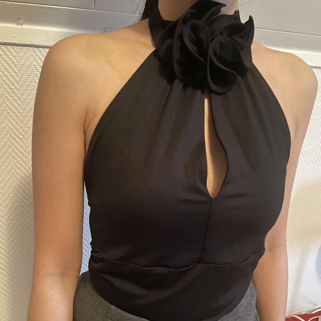 Svart body med blomdetalj. Aldrig använd, kommer mer prislappen