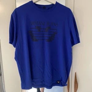 Blå Armani tshirt - Asfet Armani tshirt med coolt tryck!