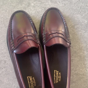 Vinröda loafers  - Säljer helt nya vinröda loafers från G.H BASS & CO. Nypris runt 1900 kr. Skorna är endast testade. Säljer pågrund av att de inte passar.🌸🪩✨💕