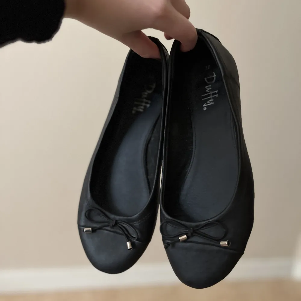 Svarta ballerina skor i storlek 38! Väldigt lite använda. Skor.