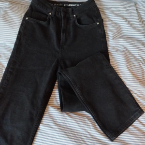 Jeans från bikbok - Svarta jeans från bikbok i strl 24/32. Aldrig använda 